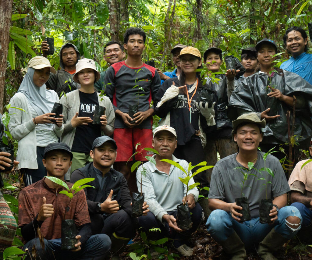 A group photo of Sangga Bumi Lestari staff and local community members working together on forest restoration in Bentarum. A group photo of Sangga Bumi Lestari staff and local community members working together on forest restoration in Bentarum.