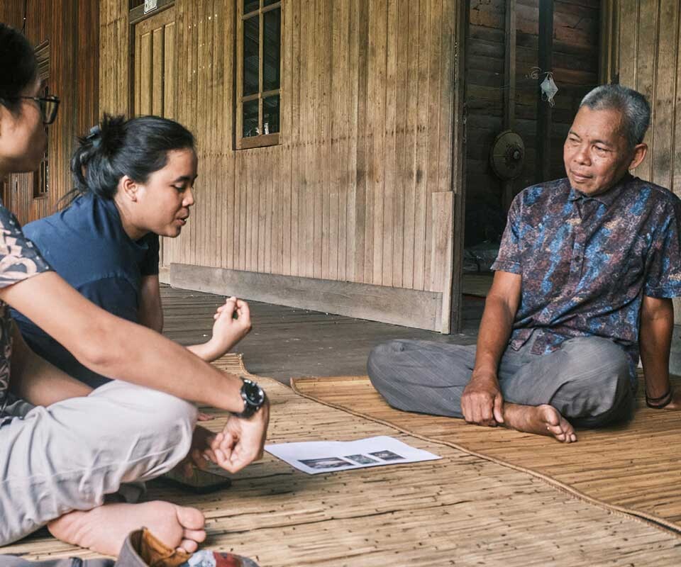 Diskusi budaya bersama masyarakat setempat